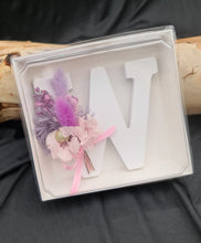 Load image into Gallery viewer, Preserved Everlasting flowers letter W - 10cm – Purple, Pink, white & gold