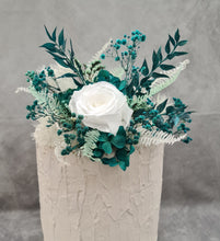 Load image into Gallery viewer, Emerald & white preserved flowers cake topper