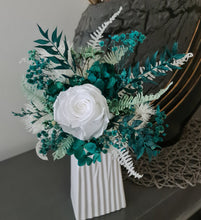 Load image into Gallery viewer, Emerald & white preserved flowers cake topper