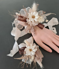 Load image into Gallery viewer, Boho Daisy preserved flowers corsage & boutonniere set - School formal, prom, graduation, wedding