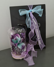Load image into Gallery viewer, Medium glass flower dome with Singapore orchid – AB2200