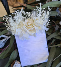 Load image into Gallery viewer, Groom's Preserved pocket flowers – White / Off white