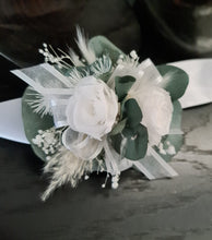 Load image into Gallery viewer, Preserved flowers School formal / wedding corsage white & green