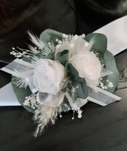 Load image into Gallery viewer, Preserved flowers School formal / wedding corsage white & green