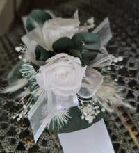 Load image into Gallery viewer, Preserved flowers School formal / wedding corsage white & green