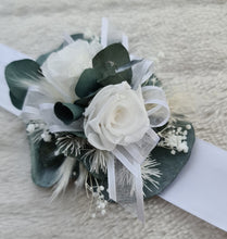 Load image into Gallery viewer, Preserved flowers School formal / wedding corsage white & green