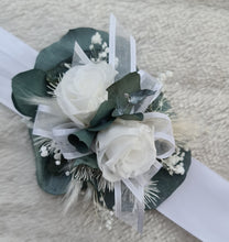 Load image into Gallery viewer, Preserved flowers School formal / wedding corsage white & green