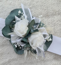 Load image into Gallery viewer, Preserved flowers School formal / wedding corsage white & green
