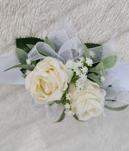 Load image into Gallery viewer, Classic everlasting flowers corsage in white & green - School formal / Wedding