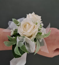 Load image into Gallery viewer, Classic everlasting flowers corsage in white & green - School formal / Wedding