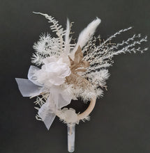 Load image into Gallery viewer, Preserved flowers - triple cake toppers / rings - White & gold w roses incl Mr & Mrs sign