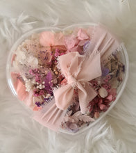 Load image into Gallery viewer, Preserved flowers in love hearth – Blush pink and purple