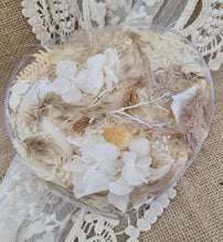 Load image into Gallery viewer, Preserved flowers in love hearth – Boho neutral