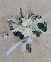 Load image into Gallery viewer, White & green Elopement Set – Bouquet and buttonhole