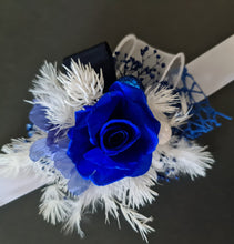 Load image into Gallery viewer, Blue & white preserved flowers corsage w mini rose - School formal / wedding