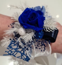 Load image into Gallery viewer, Blue & white preserved flowers corsage w mini rose - School formal / wedding