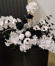 Load image into Gallery viewer, Black ripple arch, 2 x flowers & 2 x plinths - HIRE ONLY