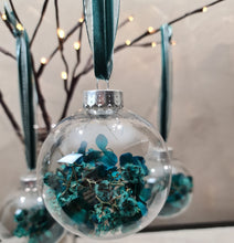 Load image into Gallery viewer, Set of 4 Preserved Flowers Christmas baubles in Emerald Green