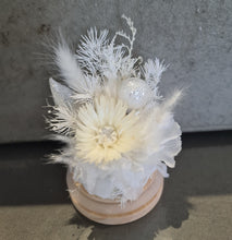 Load image into Gallery viewer, Mini Preserved flowers Xmas dome with glitter bauble - Off white