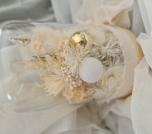 Load image into Gallery viewer, Mini Preserved flowers Xmas dome with glitter bauble - Neutral