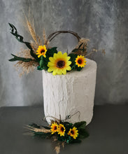 Load image into Gallery viewer, Sunflower cake topper x 2
