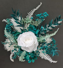 Load image into Gallery viewer, Emerald &amp; white preserved flowers cake topper
