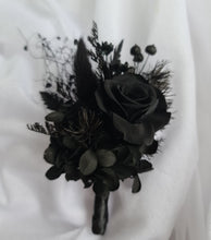 Load image into Gallery viewer, Preserved tea rose &amp; preserved flowers black buttonhole / Boutonnière - AB2067
