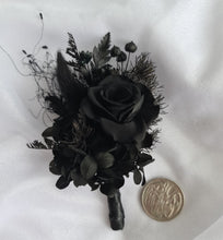 Load image into Gallery viewer, Preserved tea rose &amp; preserved flowers black buttonhole / Boutonnière - AB2067
