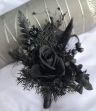 Load image into Gallery viewer, Preserved tea rose &amp; preserved flowers black buttonhole / Boutonnière - AB2068
