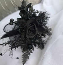 Load image into Gallery viewer, Preserved tea rose &amp; preserved flowers black buttonhole / Boutonnière - AB2068

