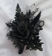 Load image into Gallery viewer, Preserved tea rose &amp; preserved flowers black buttonhole / Boutonnière - AB2068
