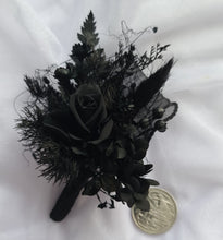 Load image into Gallery viewer, Preserved tea rose &amp; preserved flowers black buttonhole / Boutonnière - AB2068
