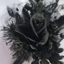 Load image into Gallery viewer, Preserved tea rose &amp; preserved flowers black buttonhole / Boutonnière - AB2068
