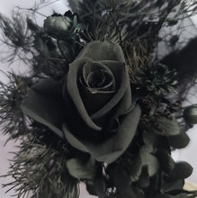 Load image into Gallery viewer, Preserved tea rose &amp; preserved flowers black buttonhole / Boutonnière - AB2068
