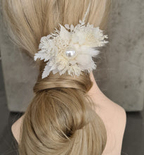 Load image into Gallery viewer, Everlasting flowers white pearl hair clip - Style 1
