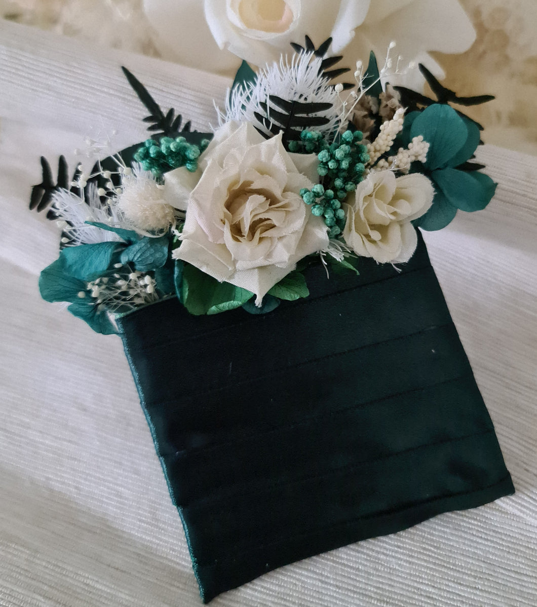 Groom's everlasting pocket flowers - green & neutral