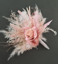 Load image into Gallery viewer, Everlasting preserved flowers cake topper in blush
