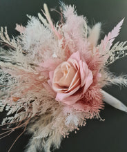 Load image into Gallery viewer, Everlasting preserved flowers cake topper in blush
