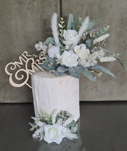 Load image into Gallery viewer, 2 x Everlasting flowers cake topper - Green &amp; white
