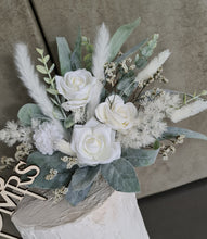 Load image into Gallery viewer, 2 x Everlasting flowers cake topper - Green &amp; white
