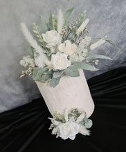Load image into Gallery viewer, 2 x Everlasting flowers cake topper - Green &amp; white
