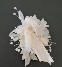Load image into Gallery viewer, Preserved flowers buttonhole in white
