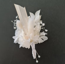 Load image into Gallery viewer, Preserved flowers buttonhole in white
