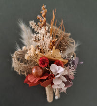 Load image into Gallery viewer, Rustic Everlasting flowers buttonhole w hessian
