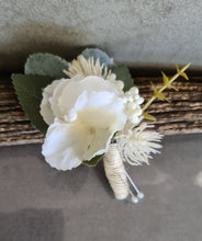 Load image into Gallery viewer, Green &amp; white wedding buttonhole boutonniere
