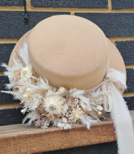 Load image into Gallery viewer, Boho Everlasting flowers hat

