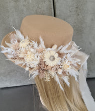 Load image into Gallery viewer, Boho Everlasting flowers hat
