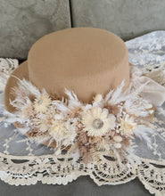 Load image into Gallery viewer, Boho Everlasting flowers hat
