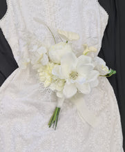 Load image into Gallery viewer, White bridal bouquet &amp; buttonhole – Elopement set
