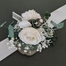 Load image into Gallery viewer, Preserved flowers White &amp; green School prom set – corsage, buttonhole &amp; hair comb
